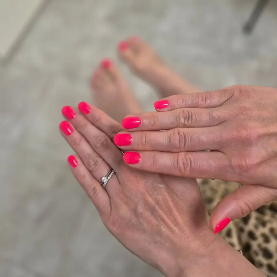 Jasminissa tehdyt pinkit geelilakkaukset